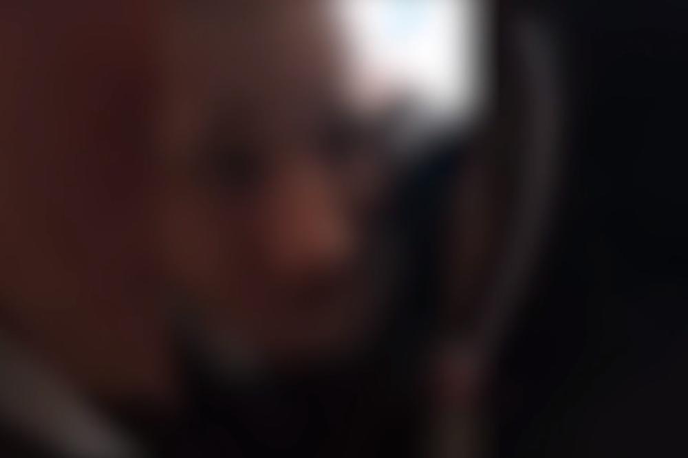 NE ZAJE*AVAJ SE BRE, ODVALIĆU TE, PAZI DOBRO! Siledžija iz Srbske časti šamarao i pretio MLADIĆU KOJI KLEČI!