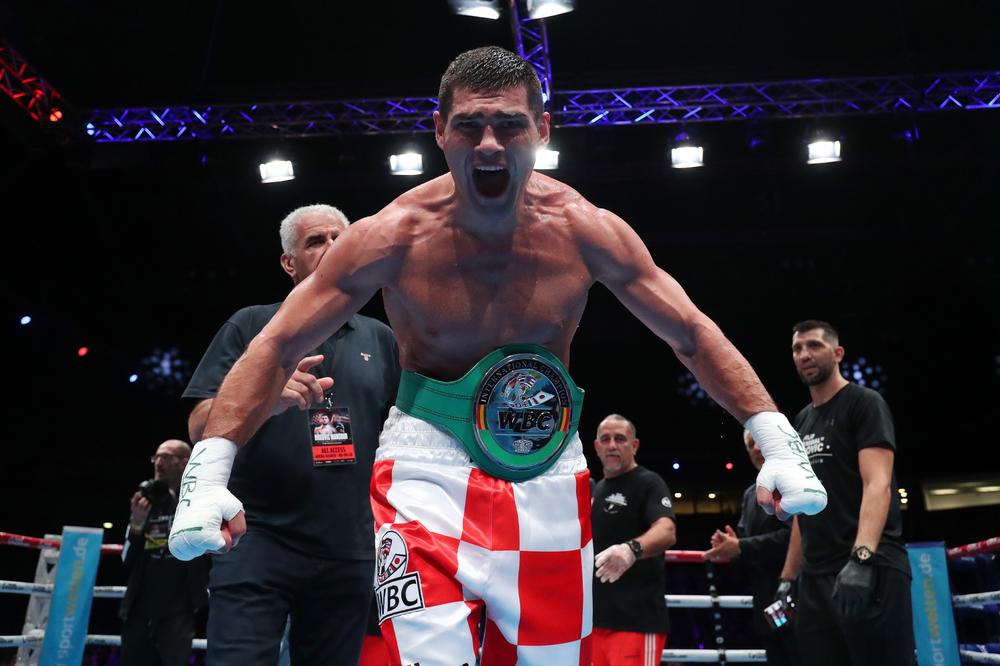 UZ ŠAHOVNICU I PESMU TOMPSONA ULETEO U RING: Hrvatski bokser odvalio Amerikanca nedozvoljenim udarcem u potiljak!