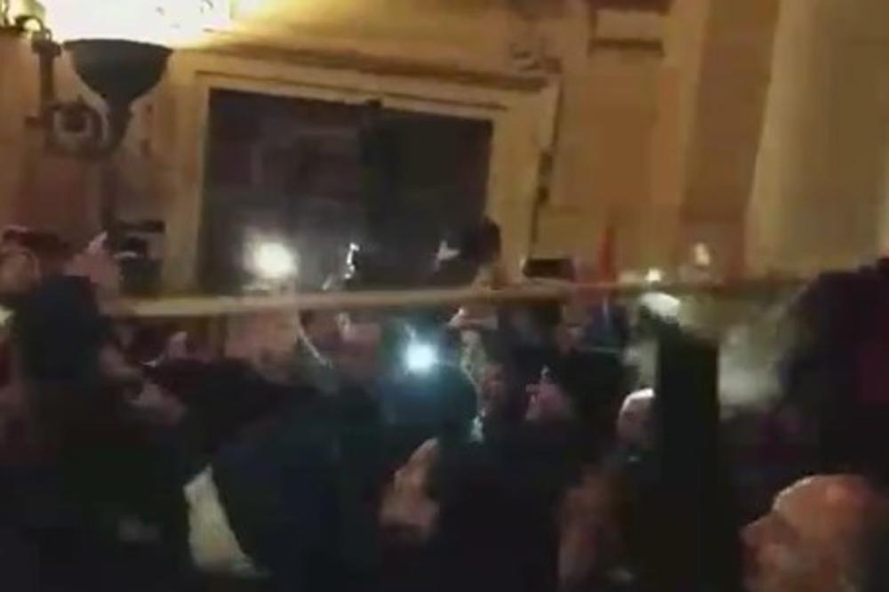 HAOS U BEOGRADU! PROTESTANTI POKUŠALI DA UPADNU U SKUPŠTINU! Boško Obradović vikao: Razvaljuj, mamu im j***m!