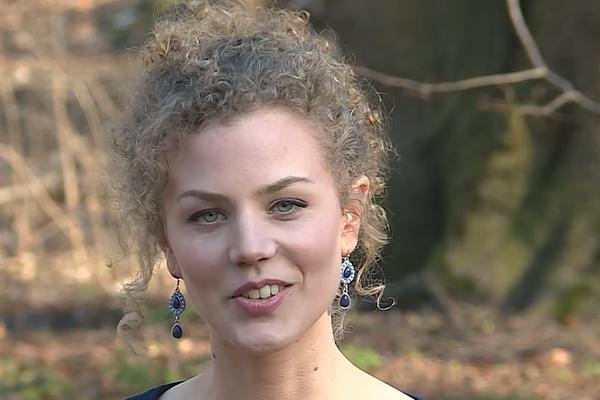 OVA MLADA ŽENA JE UPRAVO IZGOVORILA BITNE STVARI U VEZI SA SRBIJOM: Morate da je POSLUŠATE!