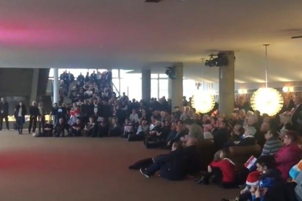 UA KOMUNJARE! PALO JE I ŠAMARANJE! Veliki incident na političkom skupu!