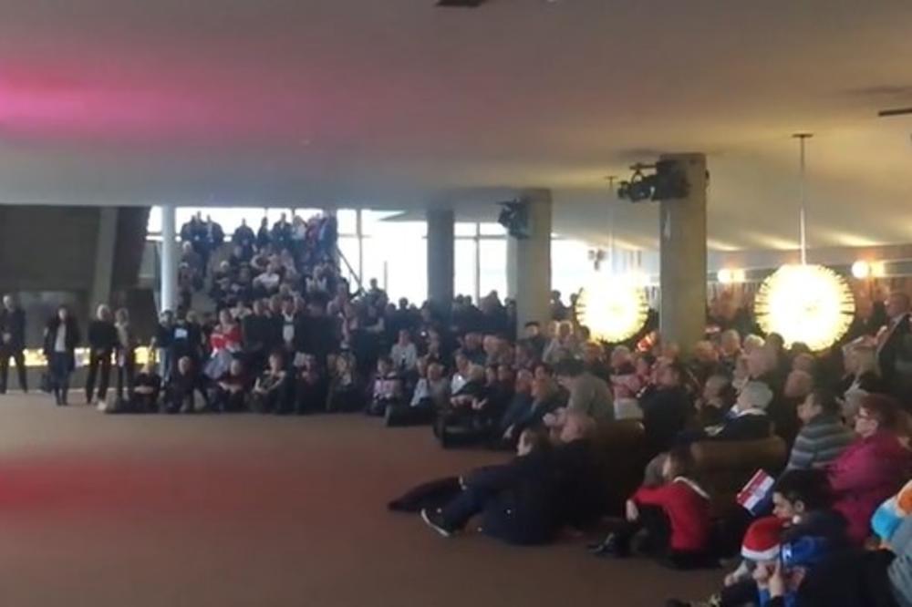 UA KOMUNJARE! PALO JE I ŠAMARANJE! Veliki incident na političkom skupu!