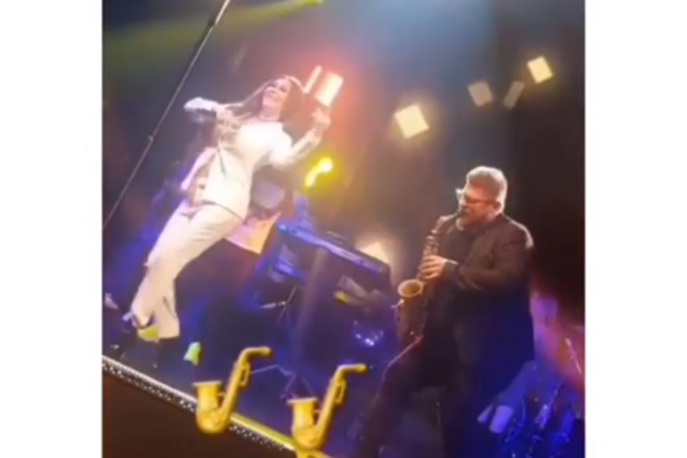 CECA JEDNIM DETALJEM RASPALILA MAŠTU MUŠKARCIMA: Potpuno GOLA ispod SAKOA?