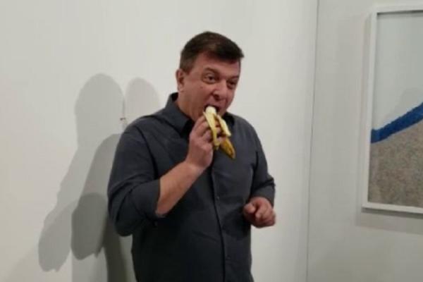 ZALEPIO BANANU ZA ZID I PRODAO JE ZA 120.000 DOLARA: A onda je došao njegov kolega i pojeo je! Sad beži od policije