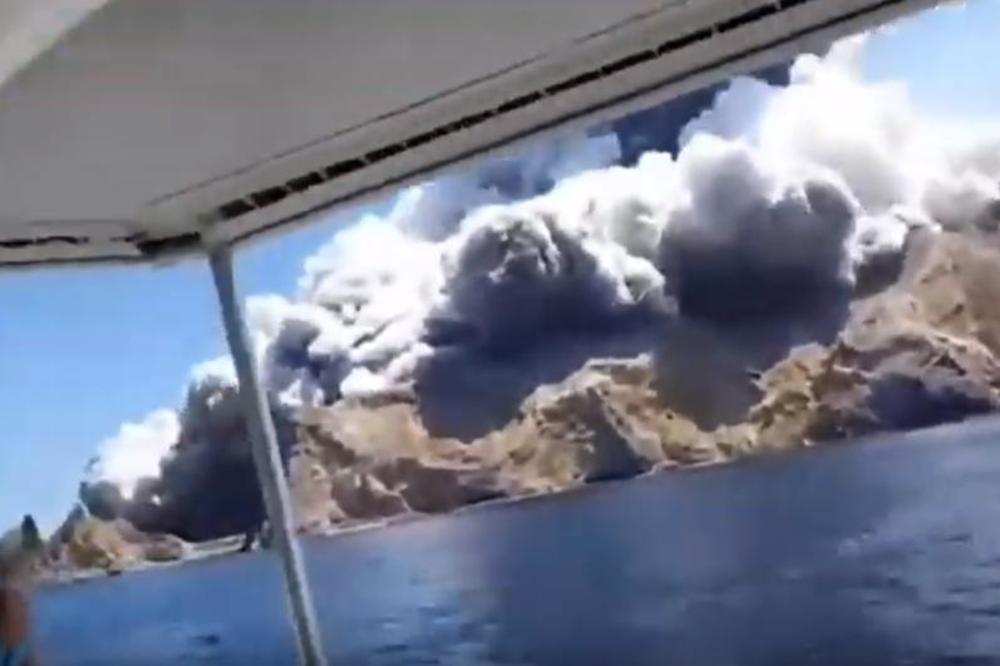 MORAMO DA BEŽIMO, ODMAH, DA BEŽIMO ODAVDE!!! Turisti snimali ERUPCIJU VULKANA na Novom Zelandu! (VIDEO)