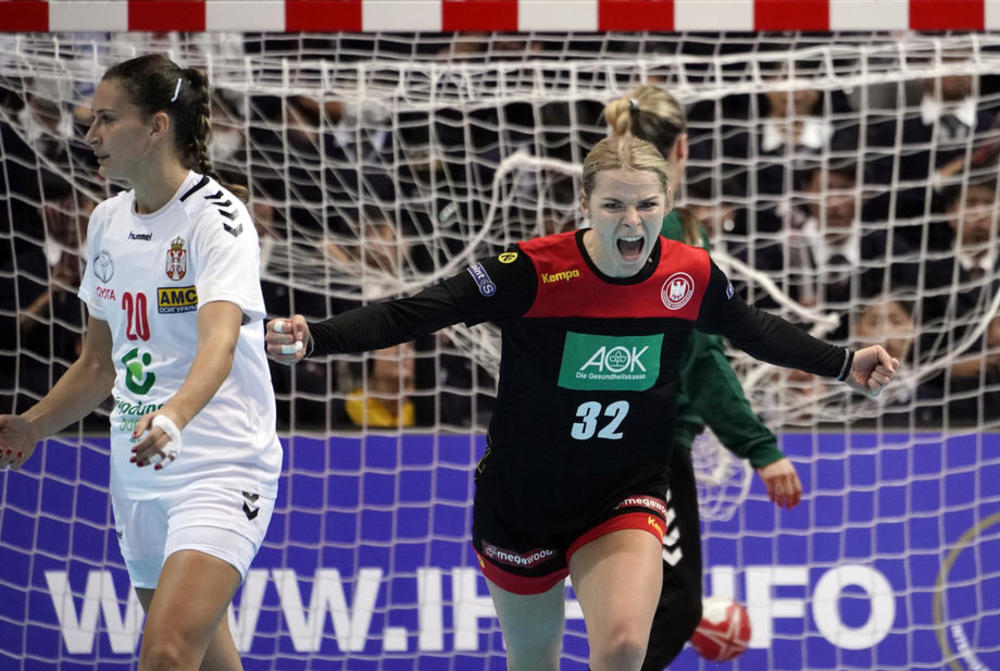 Jevgenija Minevskaja slavi jedan od svojih 6 golova protiv Srbije