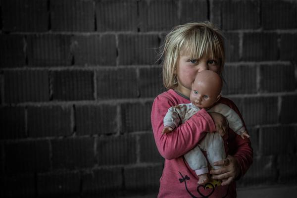 DUNJA (3) ŽIVI U ŠTALI SA KRAVAMA I IMA TRI IGRAČKE: O njoj i bratu brine otac INVALID, a ona ima smo JEDNU ŽELJU!