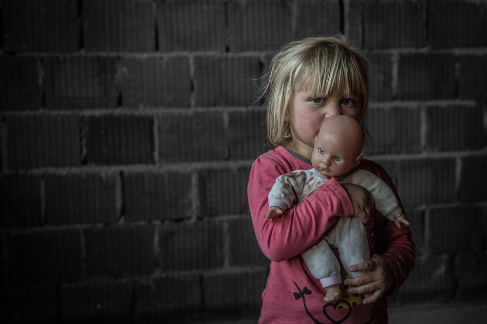 DUNJA (3) ŽIVI U ŠTALI SA KRAVAMA I IMA TRI IGRAČKE: O njoj i bratu brine otac INVALID, a ona ima smo JEDNU ŽELJU!