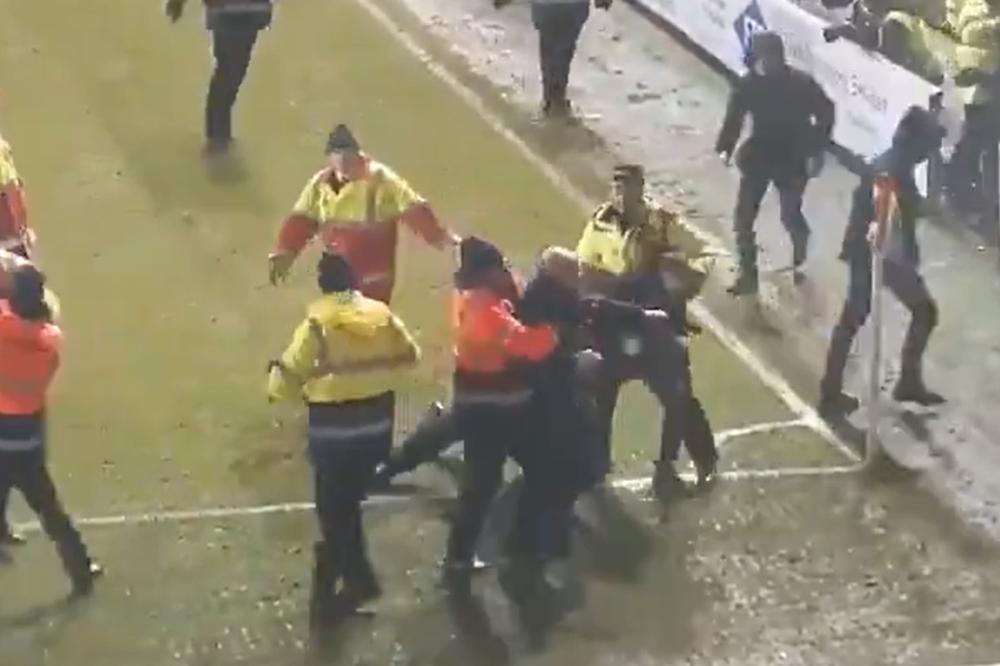HTEO DA ISPADNE ŠMEKER, PA DOBIO BATINE OD POLA STADIONA: Neverovatna tuča o kojoj bruji cela Engleska!