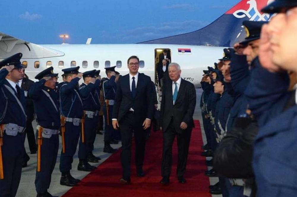 VUČIĆA SU U GRČKOJ DOČEKALI UZ CRVENI TEPIH: Garda vojnika okolo, predsednik u Atini (FOTO)
