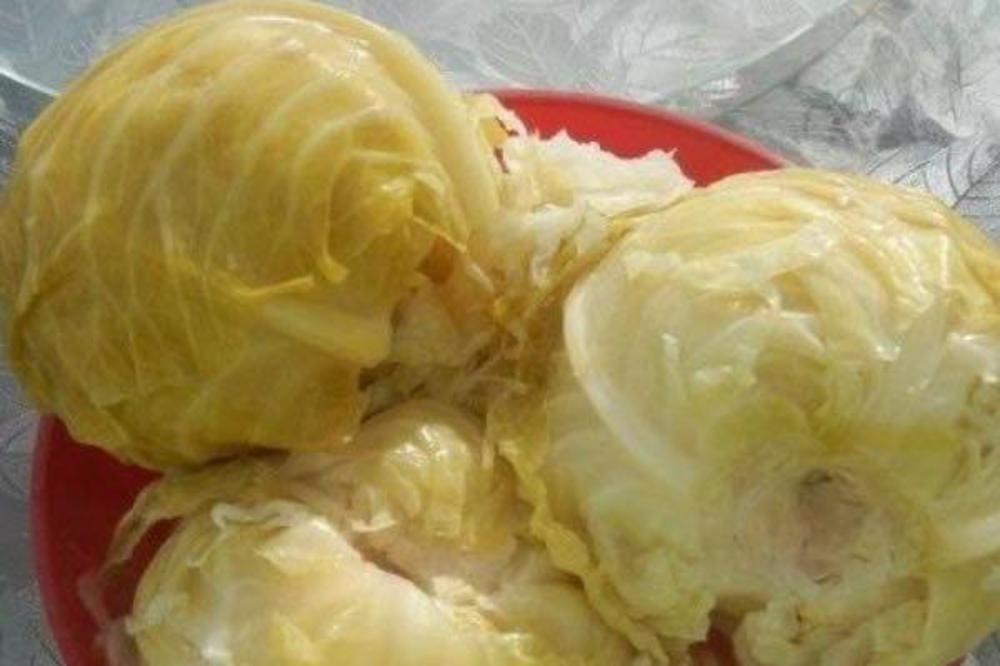 STAVILA JE LIST KISELOG KUPUSA NA LICE! Kada ga je ujutru skinula, nije mogla da veruje šta vidi u OGLEDALU!