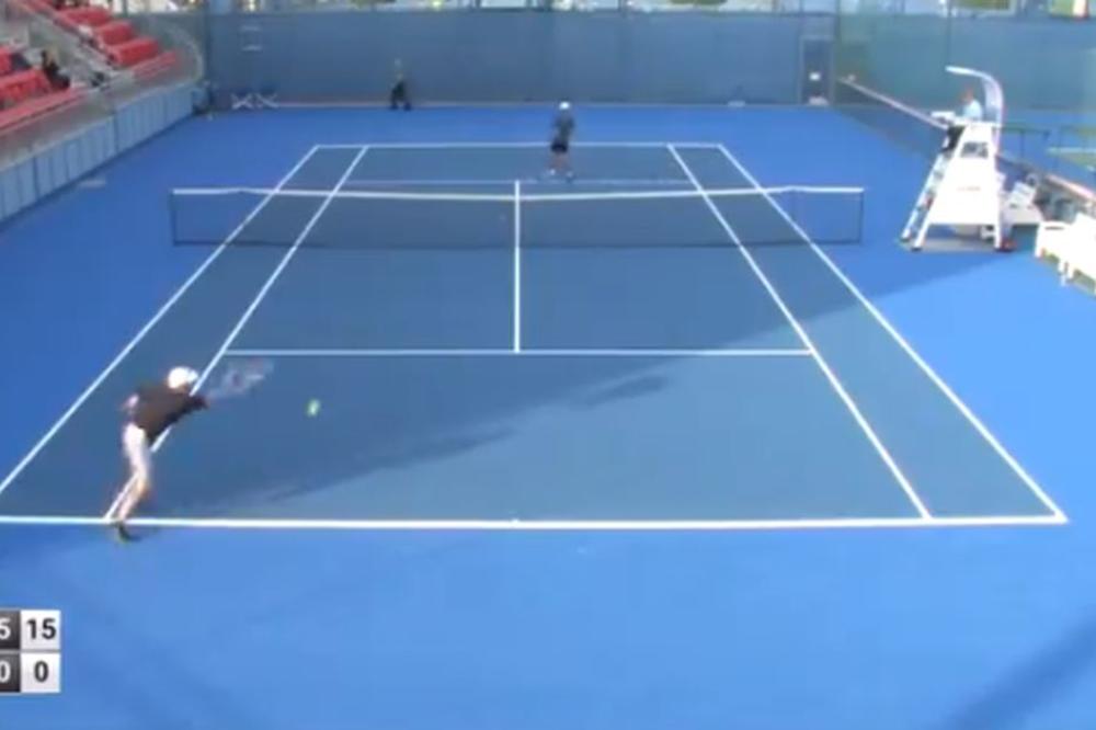 UPOZNAJTE NAJGOREG TENISERA IKADA! Bogati mama i tata mu kupili mesto na turniru, a on ni lopticu ne ume da udari!