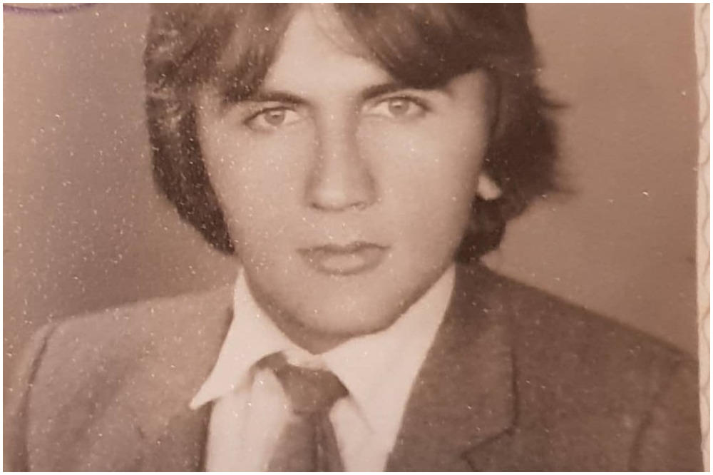 NIKAD VIĐENA FOTOGRAFIJA IZ MLADOSTI NAŠEG POZNATOG POLITIČARA! Nema šanse da pogodite o kome je reč! (FOTO)