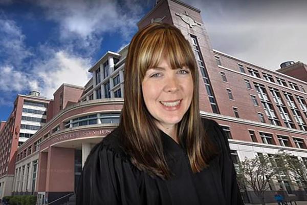 SUDIJA NAGOVARALA ZAPOSLENE NA ORGIJE! Imala trojku sa sekretaricom i njenim mužem, a to nije NAJLUĐE (VIDEO)