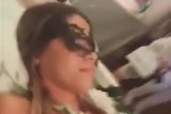 ŠOK SNIMAK! JEO HRANU SA GOLIH DEVOJAKA: Slavni sportista zgranuo javnost bahatim ponašanjem!