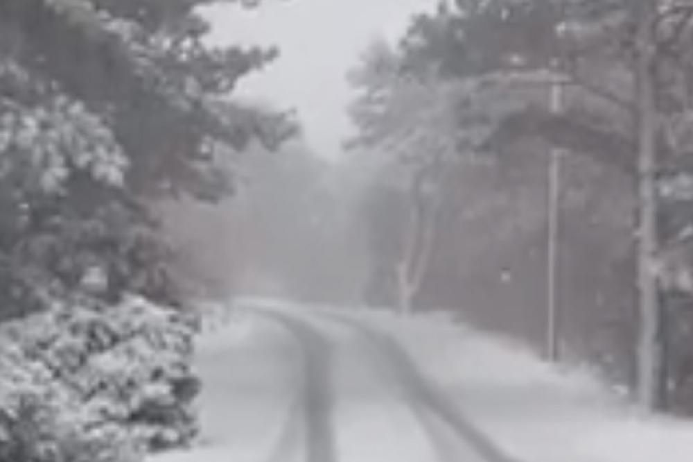 IZNENADNI OLUJNI VETAR UDARIO IZ SVE SNAGE! Sneg zatrpao auto-put, saobraćaj stoji! Na snazi je crveni meteo-alarm