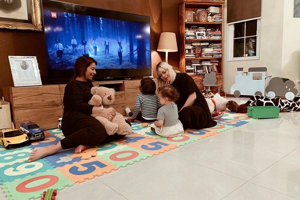 OVAKO SE IGRA SIN SEKE ALEKSIĆ SA ĆERKOM SLAĐE ALEGRO: Mame nisu odmorile ni 30 sekundi! (FOTO)