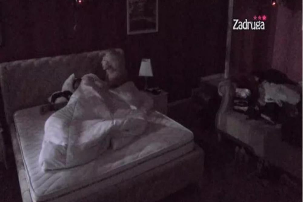 SRAMOTA NA DELU, KAMERE SVE SNIMILE! Ivana usred noći spopala Janjuša, počela da ga DODIRUJE, a onda je ON KRENUO