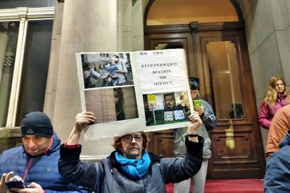 LJUDI BEZ KROVA NAD GLAVOM UJEDINJENI U PROTESTU! Srbija broji preko 20.000 beskućnika, razlozi za to su UŽAS!