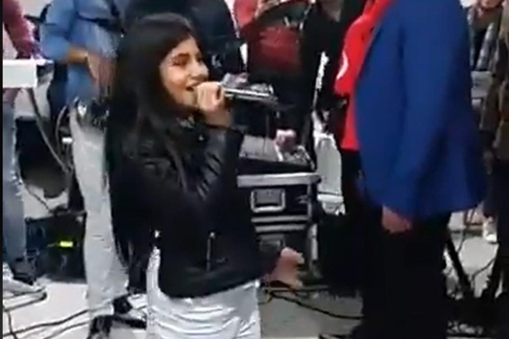 TERAJU DETE DA PEVA NA STOLU I KITE JE EVRIMA: Ovaj snimak je podelio BALKAN! (VIDEO)
