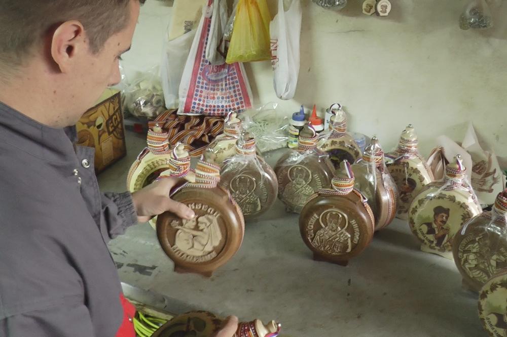 IZ OVAKVE DRVENE ČUTURICE JE UBEDLJIVO NAJBOLJI CUG: Radovanovići čuvaju SRPSKU TRADICIJU već 6 GENERACIJA! (FOTO)