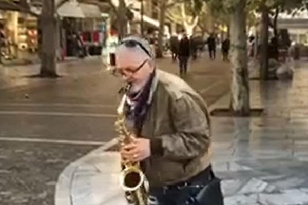 UPOZNAJTE SAKSOFONISTU ULTRASA: Zbog njegovih nota, sve u Atini je u znaku navijača Zvezde!