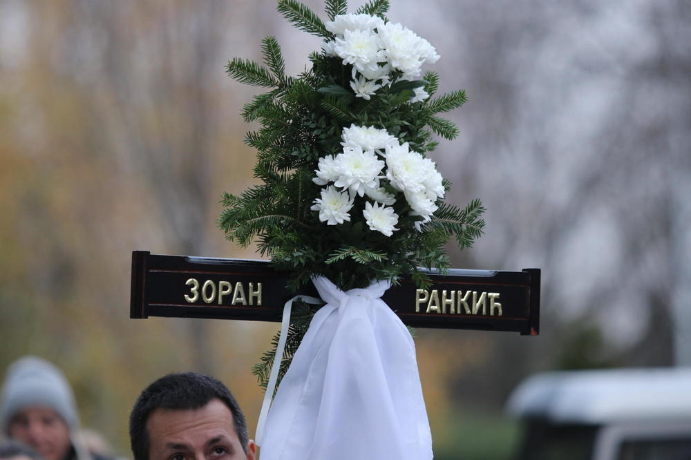 SAHRANJEN ZORAN RANKIĆ POPARA: Na poslednjem ispraćaju SAMO PAR KOLEGA i JEDAN POLITIČAR! (FOTO) (VIDEO)