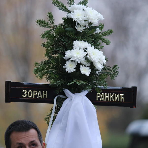 SAHRANJEN ZORAN RANKIĆ POPARA: Na poslednjem ispraćaju SAMO PAR KOLEGA i JEDAN POLITIČAR! (FOTO) (VIDEO)