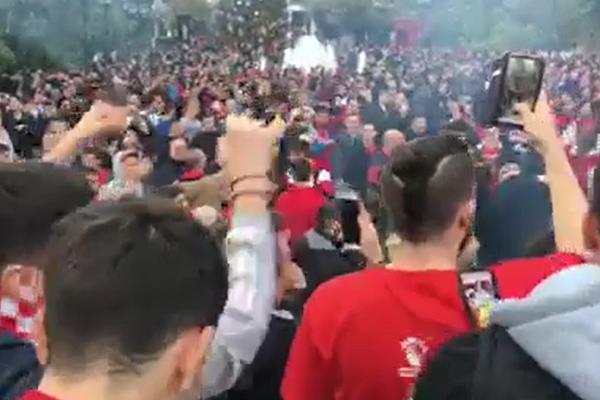 DELIJE NAUČILE GRKE DA NA SRPSKOM PROZIVAJU PARTIZAN: Atinom se ori brutalna uvredljiva pesma na račun Grobara!