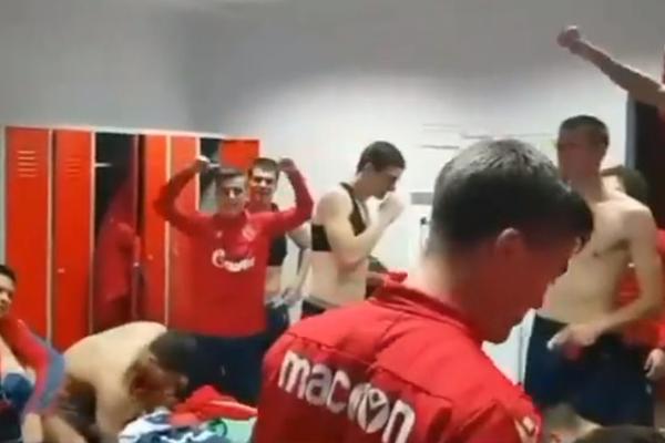 EKSTAZA U SVLAČIONICI OMLADINACA: Veliko slavlje zvezdaša nakon istorijskog uspeha!