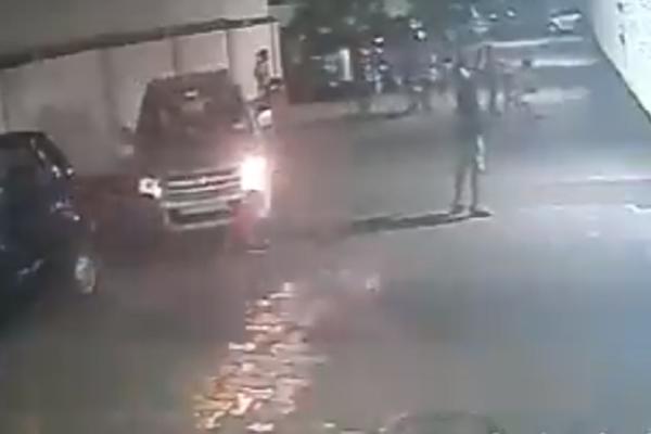 AUTO JE PREGAZIO DETE NASRED ULICE: Zbog onoga što je usledilo, ljudi se pitaju da li je snimak stvaran! (VIDEO)