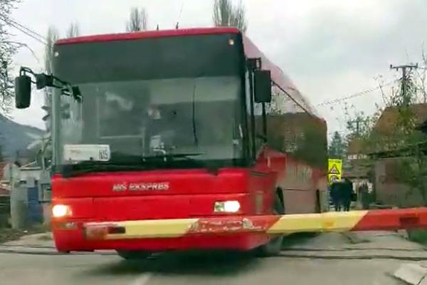 DA LI JE ON NORMALAN: Vozač autobusa krenuo preko spuštene rampe i svima ugrozio živote! (VIDEO)