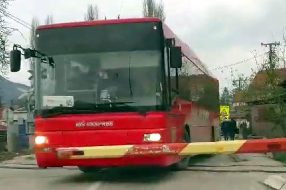 DA LI JE ON NORMALAN: Vozač autobusa krenuo preko spuštene rampe i svima ugrozio živote! (VIDEO)