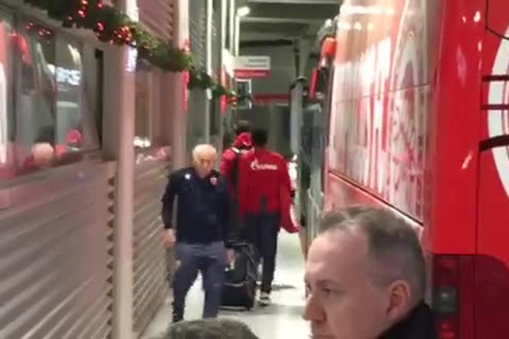 POBEGLI OD NOVINARA K'O ĐAVO OD KRSTA: Tragičari Žander i Tomane brže-bolje napustili stadion Olimpijakosa!