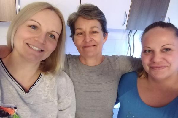 SREĆNE SMO KAD POMOGNEMO NEKOM DA SIT ZASPI: Novosađanka s 2 ćerke kuva za SAMOHRANE MAJKE, GLADNE I BOLESNE LJUDE