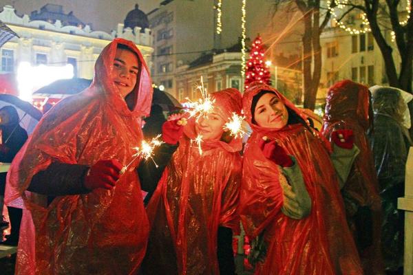 STIGLA JE POTPUNO DRUGAČIJA NOVOGODIŠNJA ČAROLIJA: Festival Coca-Cola  New Year’s District osvojio je srce građana