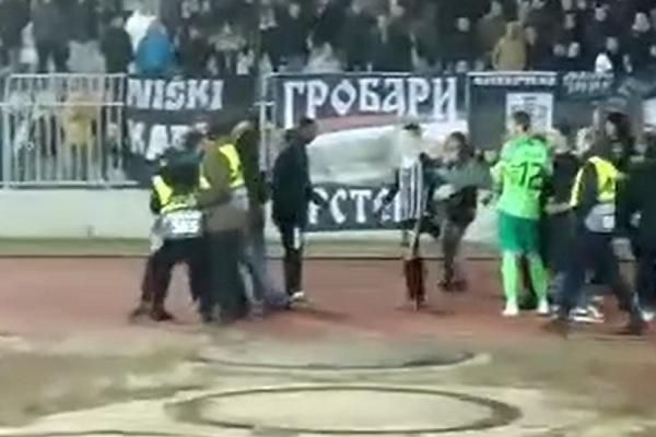 NAVIJAČ PARTIZANA UHAPŠEN NA UTAKMICI S ASTANOM: Uleteo među igrače, jednom probao da skine dres!