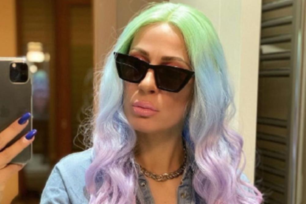 POZNATA PEVAČICA SE ODREKLA SVOG ZAŠTITNOG ZNAKA: Plavu kosu zamenila BOJAMA DUGE! Niko je NE PREPOZNAJE (FOTO)