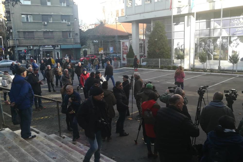 PROTEST ZAPOSLENIH U STARAČKIM DOMOVIMA: Hoće veće plate zbog korone!