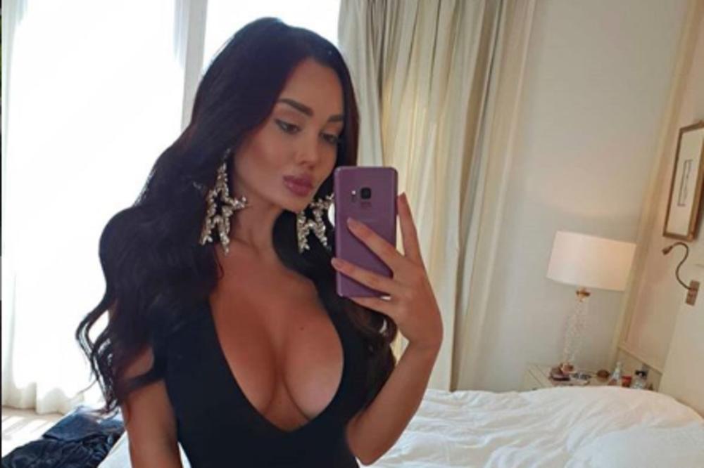 ANA KORAĆ ODSEKLA ŠIŠKE: Spremna za ulazak u Zadrugu! Opalila NIKAD DUBLJI dekolte! Ovo još niste videli! (VIDEO)