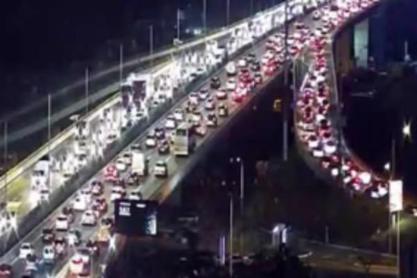 U GRADU VLADA TOTALNI HAOS, KOLONE VOZILA NA PUTEVIMA: Kritične tačke su mostovi!