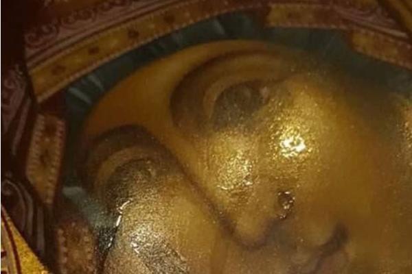 ZAPLAKALA IKONA PEĆKE BOGORODICE: Čudo u hramu Svetog Jovana, suze liju niz njeno lice! (VIDEO)