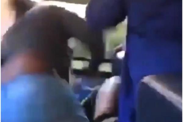 GLEDAJTE NA SOPSTVENU ODGOVORNOST: Dečak je imao odeću sa Trampovim simbolom, a vršnjaci su ga krvnički prebili