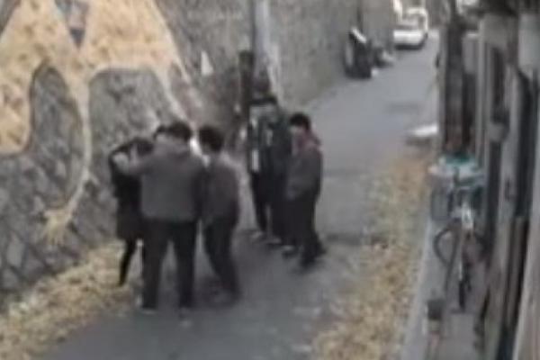 ŠESTORICA MUŠKARACA SU OPKOLILA 1 DEVOJKU: Krenuli su da joj rade nešto užasno u prolazu! (VIDEO)