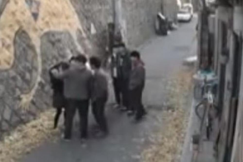 ŠESTORICA MUŠKARACA SU OPKOLILA 1 DEVOJKU: Krenuli su da joj rade nešto užasno u prolazu! (VIDEO)