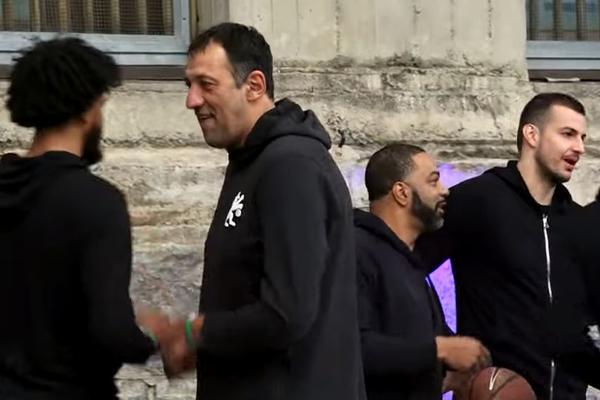 DIVAC I BJELICA U LEGENDARNOM ZATVORU: Igrali su basket protiv zatvorenika!