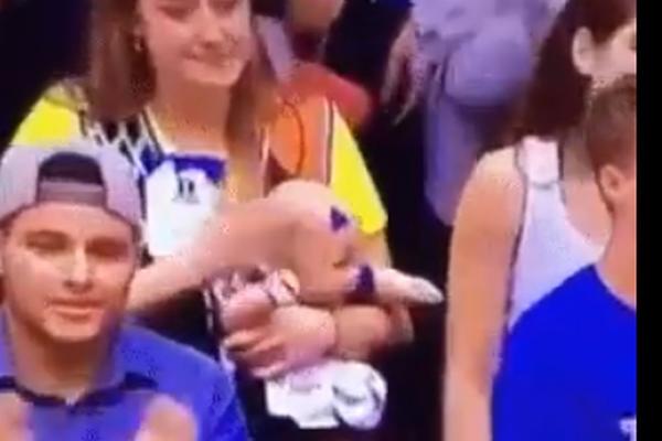 UDARALA BEBU U GLAVU: Neverovatne scene na košarkaškom meču!