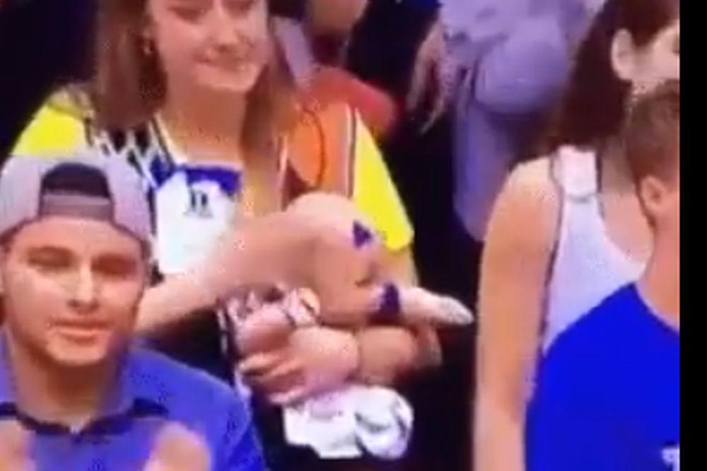 UDARALA BEBU U GLAVU: Neverovatne scene na košarkaškom meču!