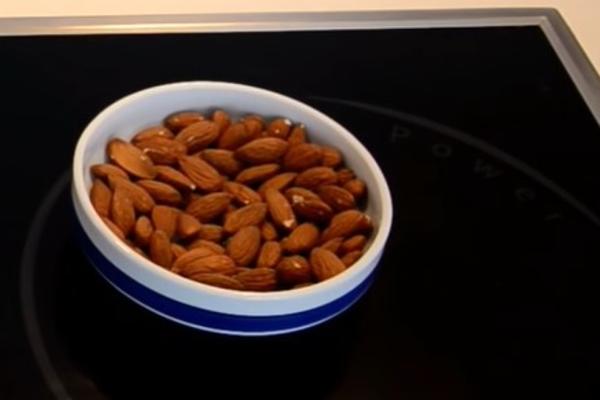 JELA SAM 20 BADEMA SVAKI DAN: Evo šta se desilo mom organizmu