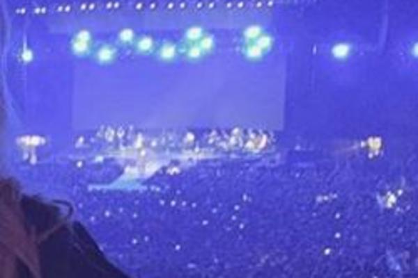 KAO DA SE NIJE PORAĐALA: Rodila ćerku pre 20 dana, a sinoć u miniću i s dekolteom do pupka ĐUSKALA uz Čolu! (FOTO)